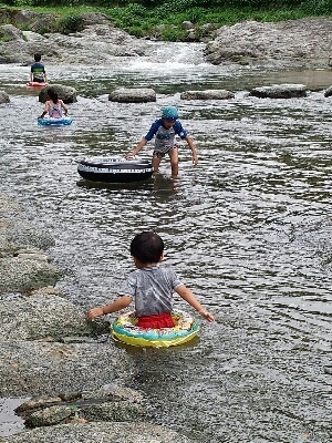 川遊びする子どもたち