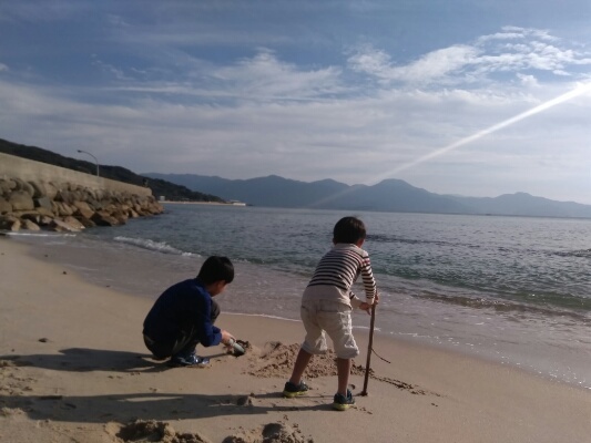 海で遊ぶ少年たち